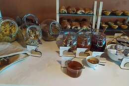 Cherry Sculpture Hotel