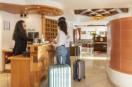 Flos Hotel