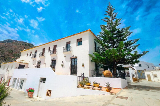 HOTEL MUSEO LUCAINENA - photo 0